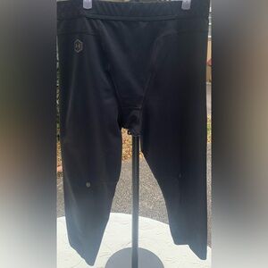 LG Black and Gold Celliant HeatGear Cropped Compression leggings Size Large